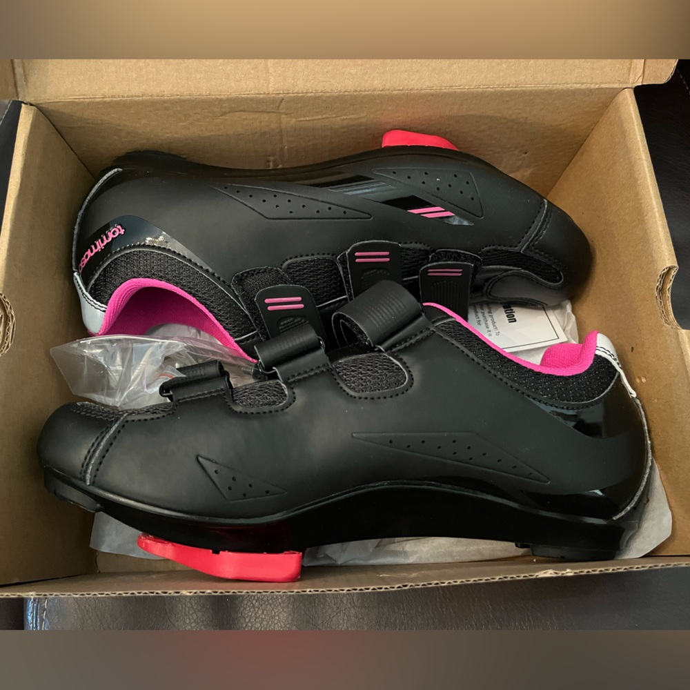 NEW Size 8 cycling shoes - Peloton compatible